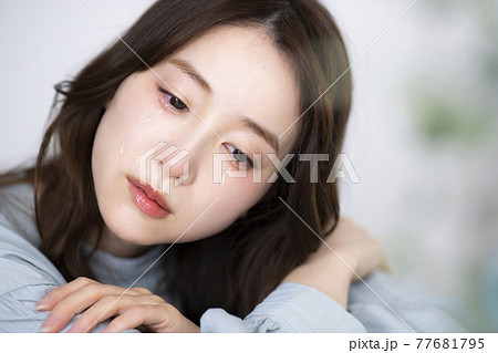 泣いている女性　涙 77681795