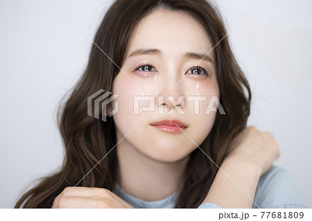 泣いている女性　涙 77681809