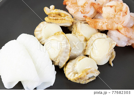 魚介盛り合わせ、ホタテ貝、えび、いか 魚介盛り合わせ、ホタテ貝、えび、いか 77682303