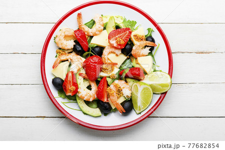 Summer salad with shrimps and strawberries,top view 77682854