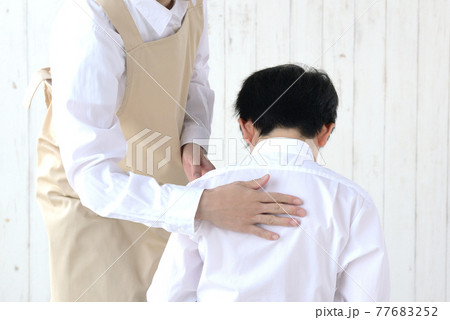 体調不良の息子を支える母親 77683252