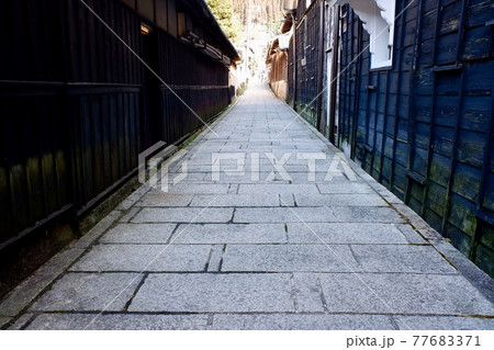 古い街並みの細い路地 古い街並みの細い路地 77683371
