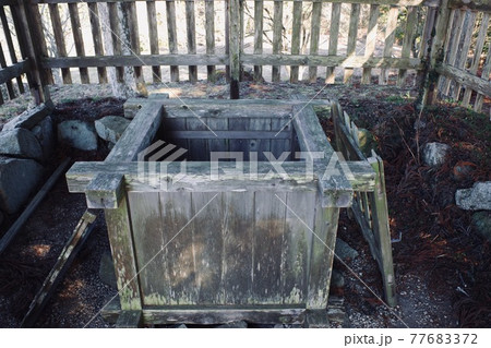 古い枯れ井戸 古い枯れ井戸 77683372