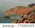 青い海とオレンジ色の建物が並ぶドゥブロヴニク（クロアチア） 77684309
