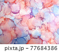 ピンク、赤、青のアルコールインクを垂らして作った、花びらが舞い散るような幻想的な模様 77684386