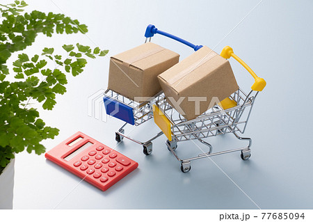 ショッピングカートと段ボール箱　買い物のイメージ 77685094