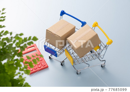 ショッピングカートと段ボール箱　買い物のイメージ 77685099