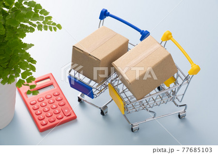 ショッピングカートと段ボール箱　買い物のイメージ 77685103