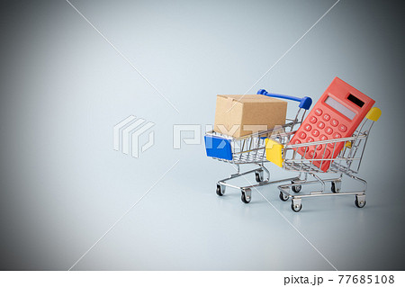 ショッピングカートと段ボール箱　買い物のイメージ 77685108