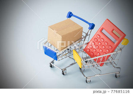 ショッピングカートと電卓と段ボール箱　買い物のイメージ 77685116
