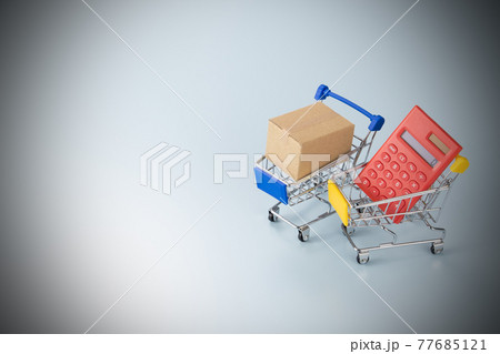 ショッピングカートと電卓と段ボール箱 買い物のイメージ ショッピングカートと電卓と段ボール箱 買い物のイメージ 77685121