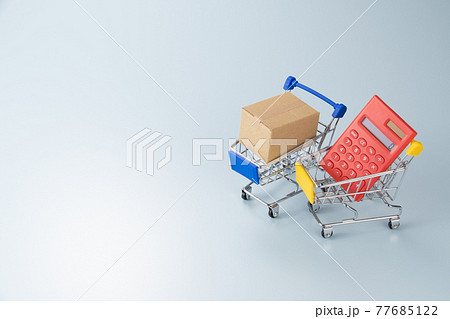 ショッピングカートと電卓と段ボール箱　買い物のイメージ 77685122