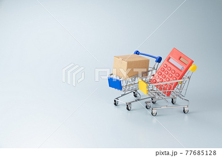ショッピングカートと電卓と段ボール箱　買い物のイメージ 77685128