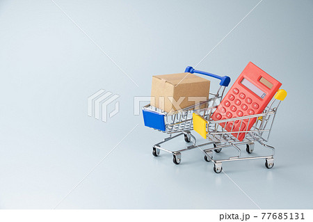 ショッピングカートと電卓と段ボール箱　買い物のイメージ 77685131