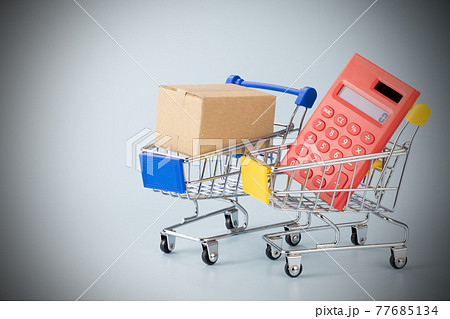 ショッピングカートと電卓と段ボール箱　買い物のイメージ 77685134