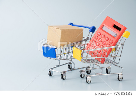 ショッピングカートと電卓と段ボール箱　買い物のイメージ 77685135