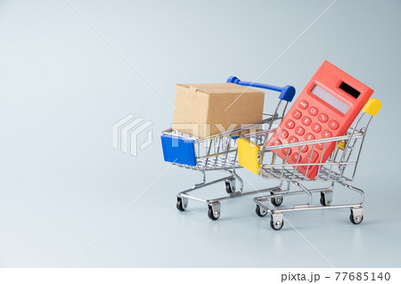 ショッピングカートと電卓と段ボール箱　買い物のイメージ 77685140