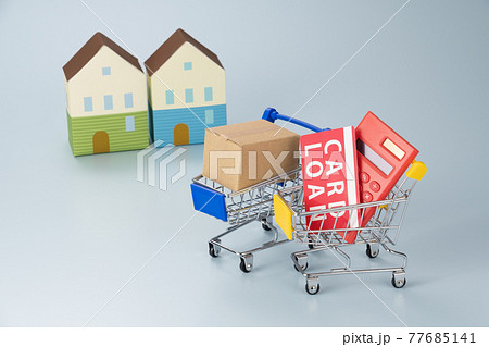 ショッピングカートと家のペーパークラフト　イメージ写真 77685141