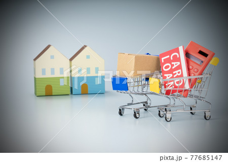 ショッピングカートと家のペーパークラフト イメージ写真 ショッピングカートと家のペーパークラフト イメージ写真 77685147