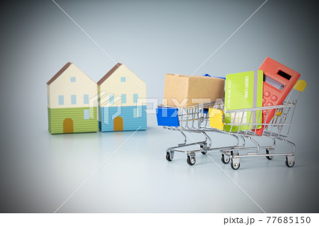 ショッピングカートと家のペーパークラフト イメージ写真 ショッピングカートと家のペーパークラフト イメージ写真 77685150