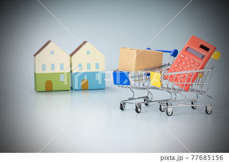 ショッピングカートと家のペーパークラフト イメージ写真 ショッピングカートと家のペーパークラフト イメージ写真 77685156
