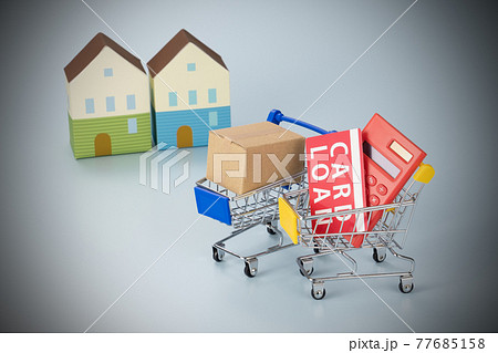 ショッピングカートと家のペーパークラフト　イメージ写真 77685158