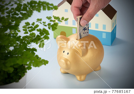 金色の貯金箱　貯金のイメージ写真 77685167