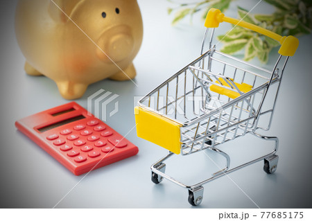 ショッピングカートと金色の貯金箱と電卓のイメージ写真 ショッピングカートと金色の貯金箱と電卓のイメージ写真 77685175