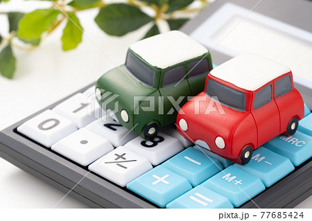 車のおもちゃと電卓　イメージ写真 77685424