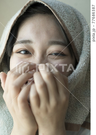 タオルで顔を拭く女性 タオルで顔を拭く女性 77686387