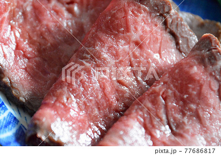 皿に盛り付けられた、霜降り牛肉のスライスローストビーフ、コールビーフ。 皿に盛り付けられた、霜降り牛肉のスライスローストビーフ、コールビーフ。 77686817