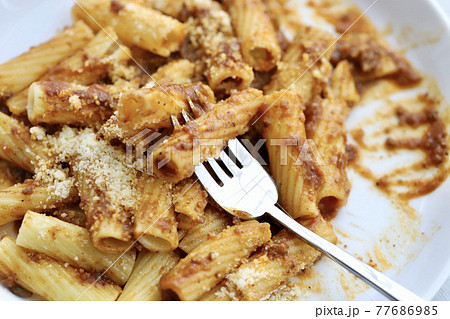 ラグーソースパスタ　ショートパスタのリガトーニ 77686985