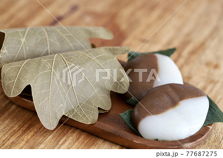 木皿に盛ったべこ餅とかしわ餅 77687275