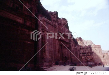 世界遺産　ペトラ遺跡　ヨルダン王国 77688052