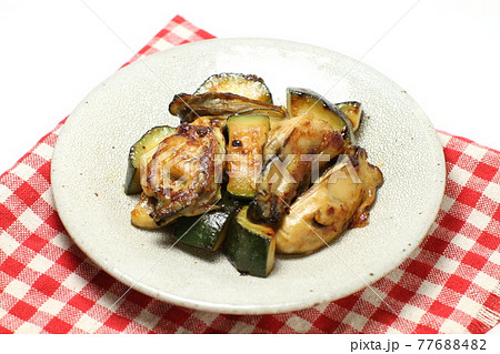 カキの炒め物、蒸し牡蠣とズッキーニのニンニクバター醤油炒め 77688482