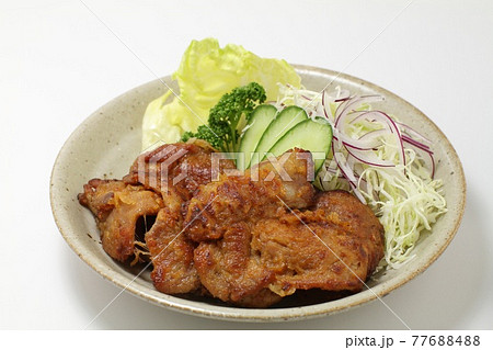 カリッと焼いた豚肉の生姜焼き、野菜をたっぷり添えて 77688488