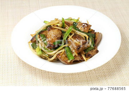 レバニラ炒め、白皿盛り 77688565