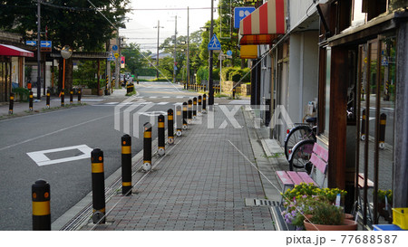 閑静な住宅街にある歩道 77688587