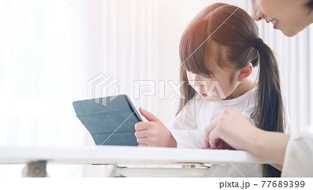 タブレットを見る女の子　オンライン学習　個別指導 77689399