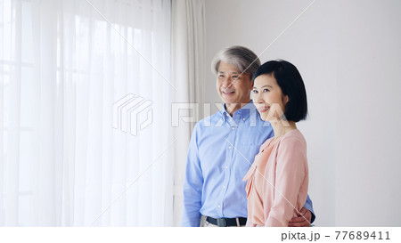 笑顔のシニア夫婦 笑顔のシニア夫婦 77689411