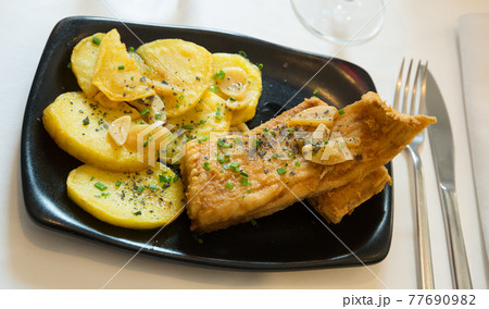 Fried skate wings and potatoes Fried skate wings and potatoes 77690982