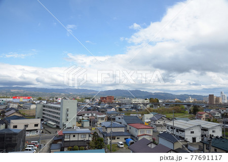 奥州市水沢の中心部から東南東を望む 77691117