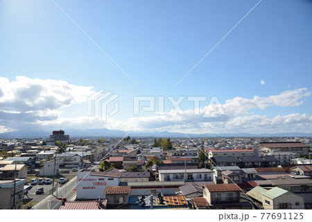 奥州市水沢の中心部から西を望む 77691125