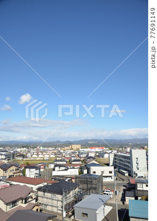奥州市水沢の中心部から東を望む 77691149