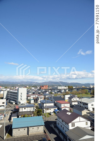 奥州市水沢の中心部から東南東を望む 77691150