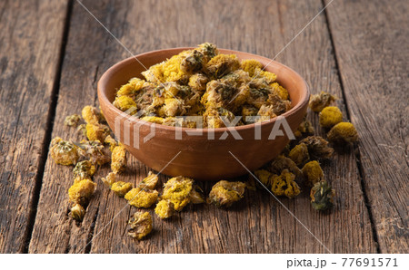 dry chrysanthemum in a bowl 77691571