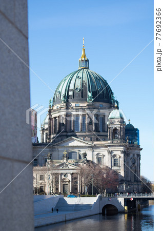 ベルリン、ミッテ区の街並み 77692366