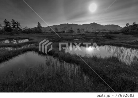 初秋の沼ノ原から石狩連峰を望む(モノクロバージョン) 初秋の沼ノ原から石狩連峰を望む(モノクロバージョン) 77692682