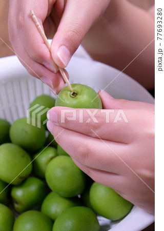 梅仕事（ヘタ取り） 77693280