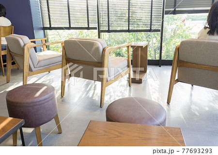 カフェの窓側 77693293